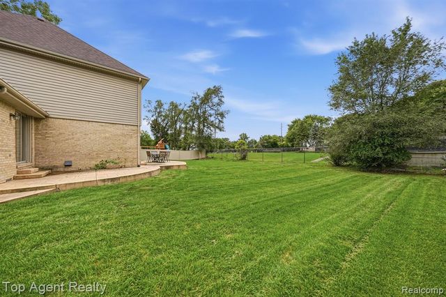 5045 Shady Creek Drive, Troy, MI 48085