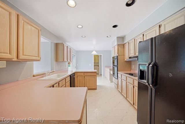 5045 Shady Creek Drive, Troy, MI 48085