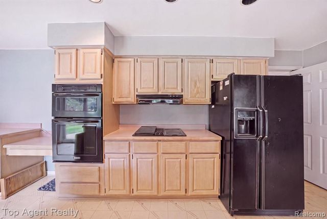5045 Shady Creek Drive, Troy, MI 48085