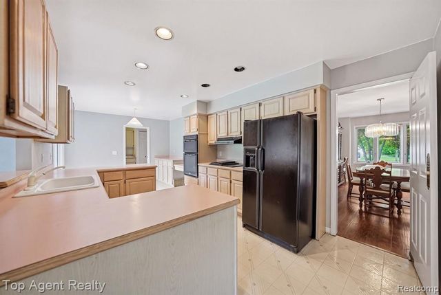 5045 Shady Creek Drive, Troy, MI 48085