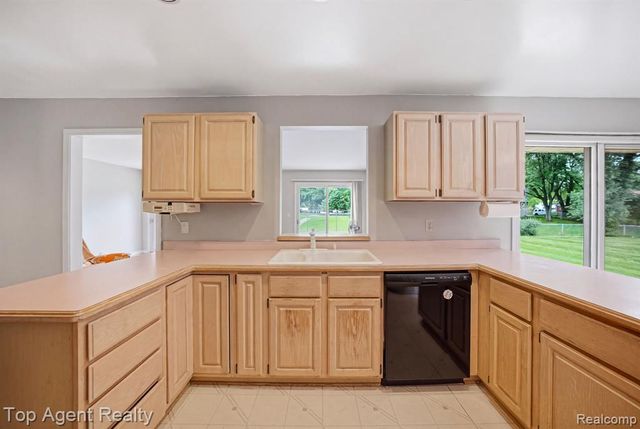 5045 Shady Creek Drive, Troy, MI 48085