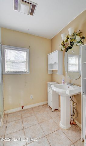 1130 W Garza Street, Slaton, TX 79364