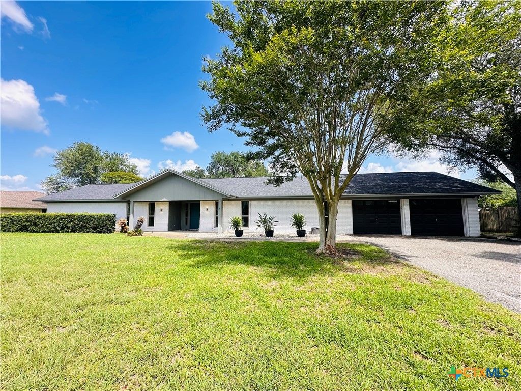 123 Oak Ridge Drive, Yoakum, TX 77995