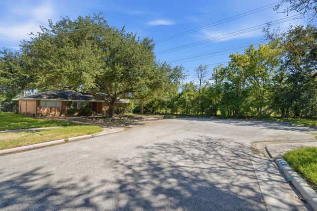 4300 Compton Circle, Bellaire, TX 77401