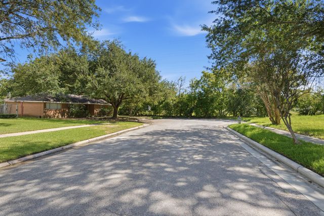 4300 Compton Circle, Bellaire, TX 77401