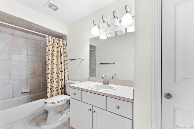 17437 Averhill Boulevard, Macomb Township, MI 48042