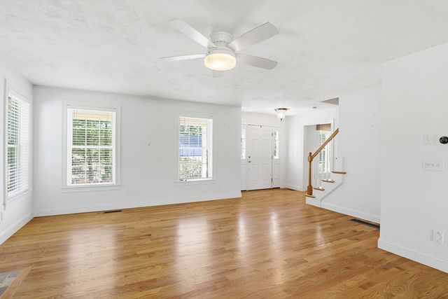 8 Winterberry Ln, Wareham, MA 02571