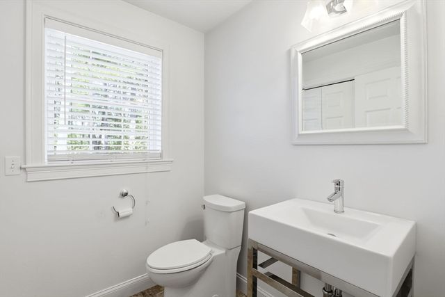 8 Winterberry Ln, Wareham, MA 02571