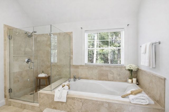 8 Winterberry Ln, Wareham, MA 02571