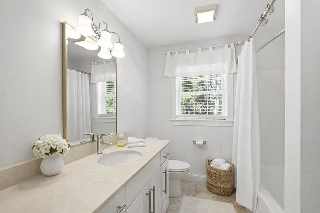 8 Winterberry Ln, Wareham, MA 02571