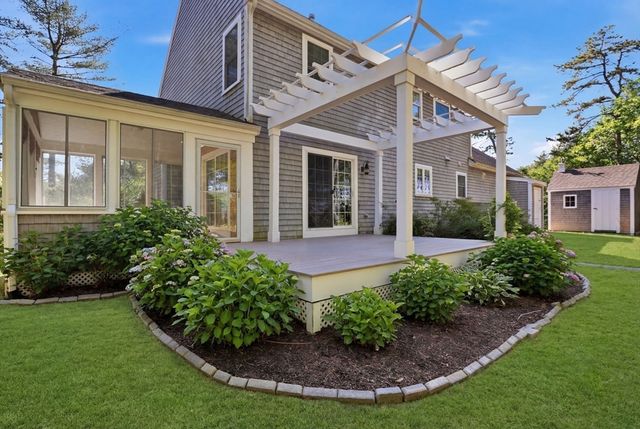 8 Winterberry Ln, Wareham, MA 02571