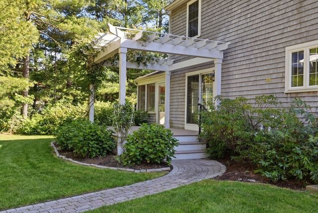 8 Winterberry Ln, Wareham, MA 02571