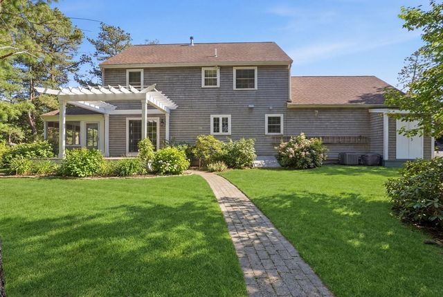 8 Winterberry Ln, Wareham, MA 02571