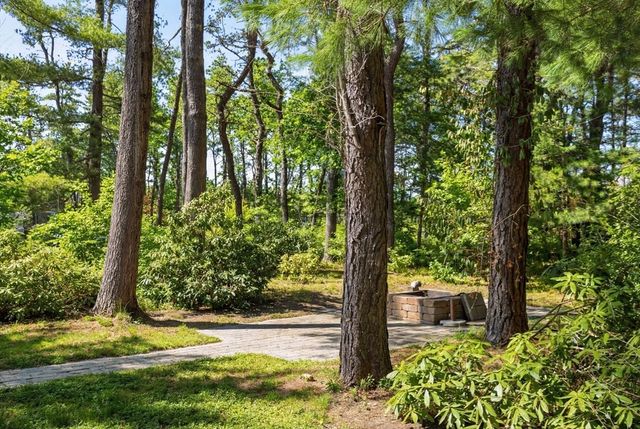 8 Winterberry Ln, Wareham, MA 02571