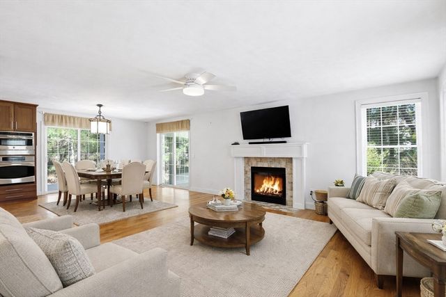 8 Winterberry Ln, Wareham, MA 02571