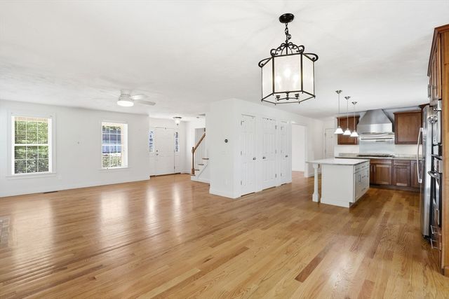 8 Winterberry Ln, Wareham, MA 02571