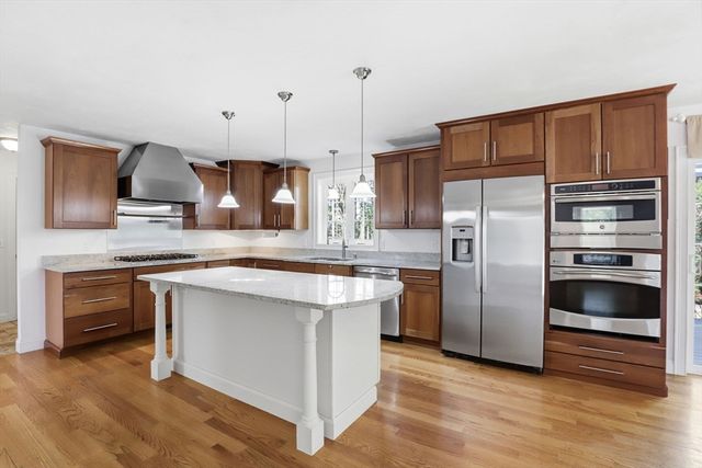 8 Winterberry Ln, Wareham, MA 02571