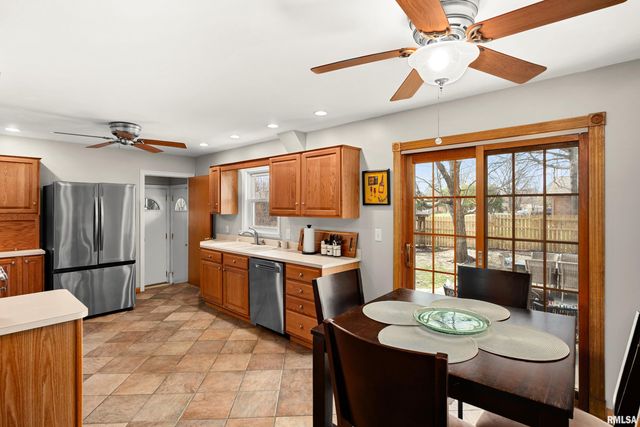 4303 N UNIVERSITY Street, Peoria, IL 61614