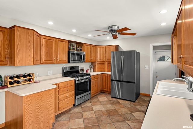 4303 N UNIVERSITY Street, Peoria, IL 61614