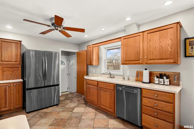 4303 N UNIVERSITY Street, Peoria, IL 61614