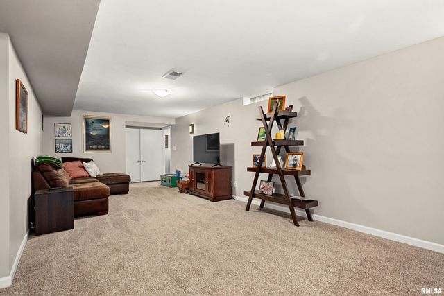 4303 N UNIVERSITY Street, Peoria, IL 61614