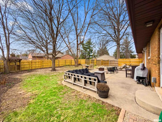 4303 N UNIVERSITY Street, Peoria, IL 61614