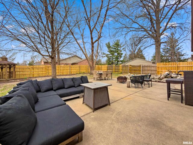 4303 N UNIVERSITY Street, Peoria, IL 61614