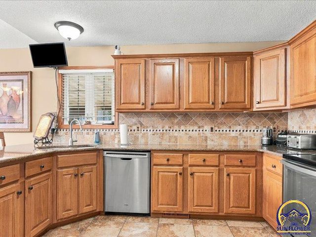 2637 SW Lagito DR, Topeka, KS 66614