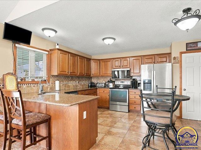 2637 SW Lagito DR, Topeka, KS 66614