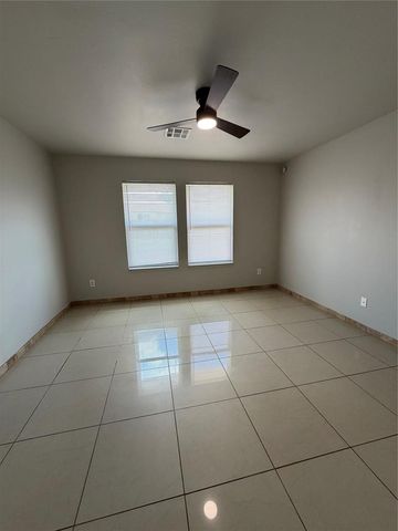 2704 Fennel Road, Yukon, OK 73128