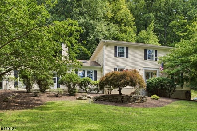 2 Powhatatan Way, Mount Olive Twp., NJ 07840