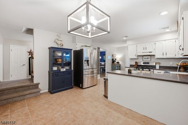 2 Powhatatan Way, Mount Olive Twp., NJ 07840