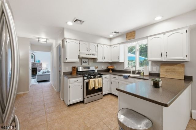 2 Powhatatan Way, Mount Olive Twp., NJ 07840