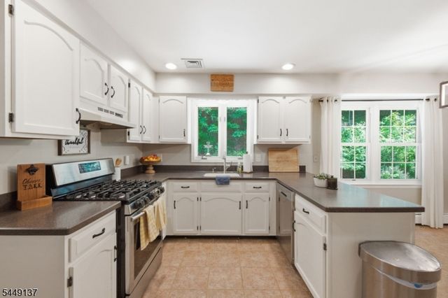 2 Powhatatan Way, Mount Olive Twp., NJ 07840