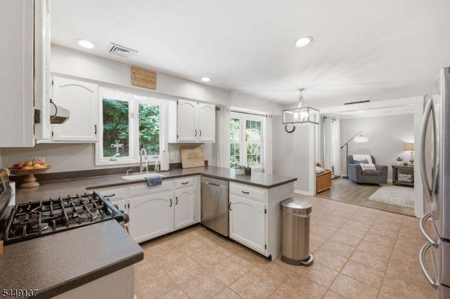 2 Powhatatan Way, Mount Olive Twp., NJ 07840