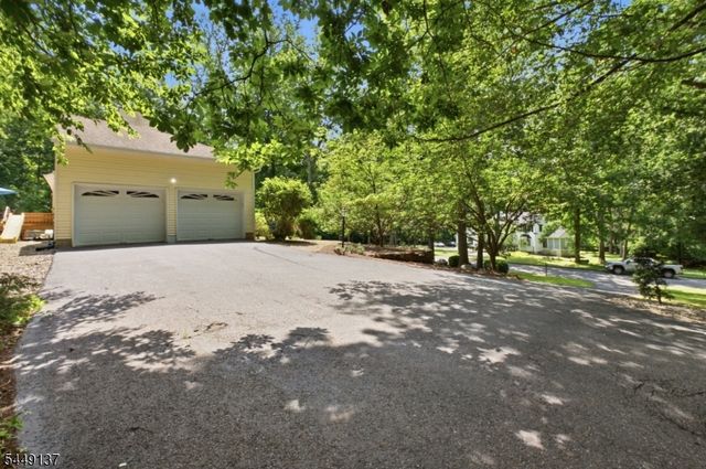 2 Powhatatan Way, Mount Olive Twp., NJ 07840