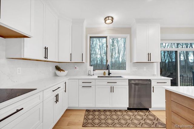 54424 Maple Creek Court, Shelby Twp, MI 48316