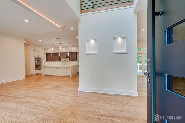 67 Falcon Road, Livingston, NJ 07039