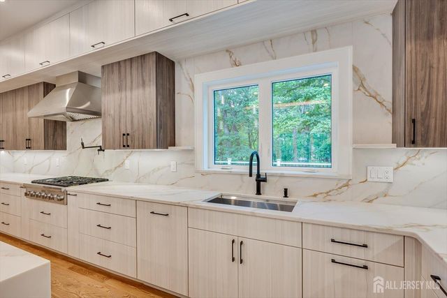 67 Falcon Road, Livingston, NJ 07039