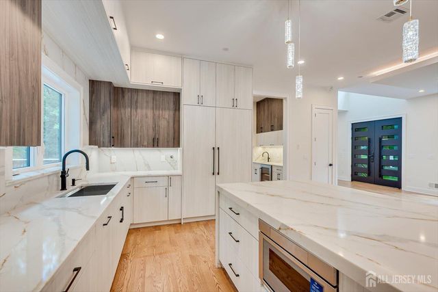 67 Falcon Road, Livingston, NJ 07039