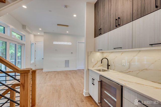 67 Falcon Road, Livingston, NJ 07039