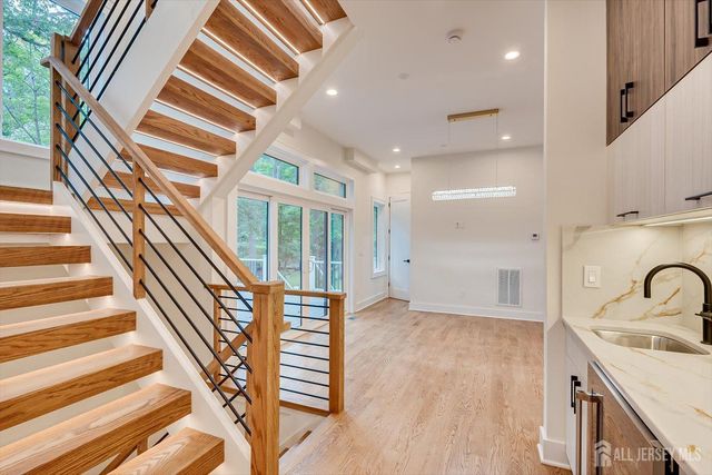 67 Falcon Road, Livingston, NJ 07039
