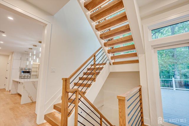 67 Falcon Road, Livingston, NJ 07039