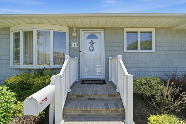757 Anderson Avenue, Franklin Square, NY 11010