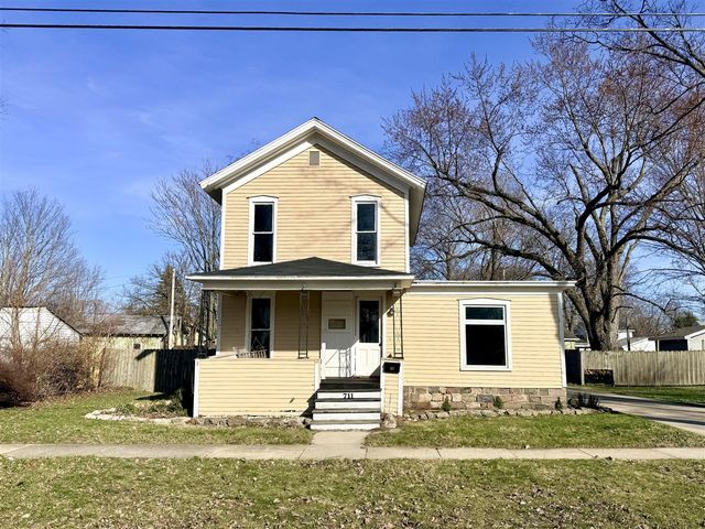 711 Maple Street, Three Rivers, MI 49093