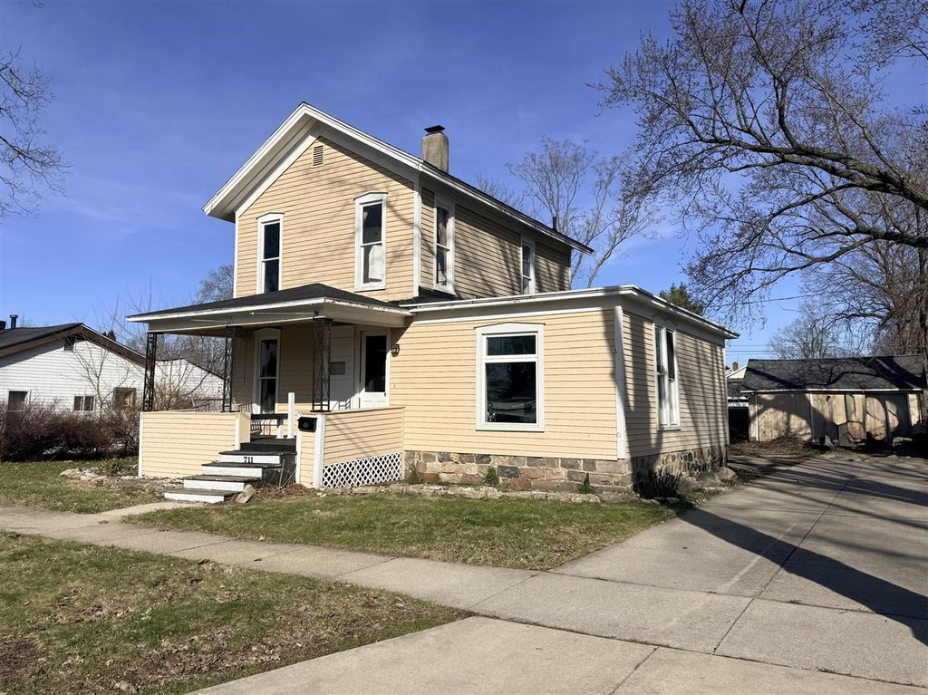 711 Maple Street, Three Rivers, MI 49093