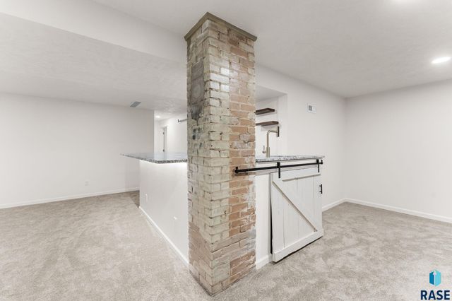 1101 S 2nd Ave Avenue, Sioux Falls, SD 57105