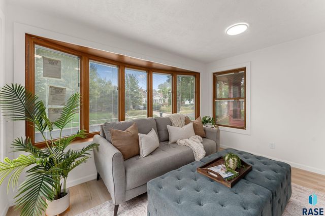 1101 S 2nd Ave Avenue, Sioux Falls, SD 57105