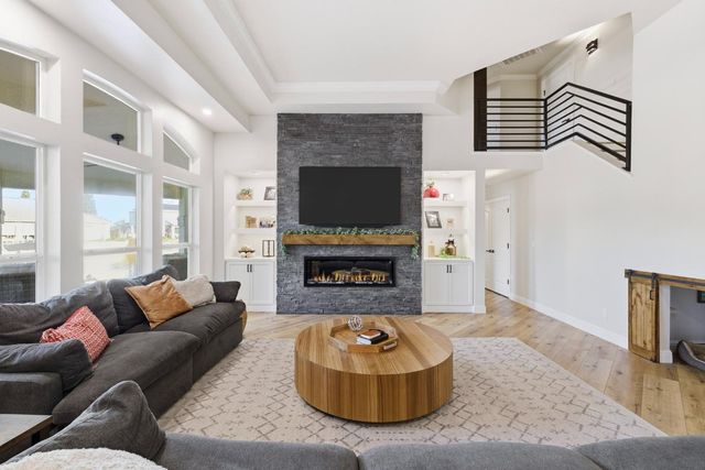 4702 N Fallingwater Lane, Clovis, CA 93619