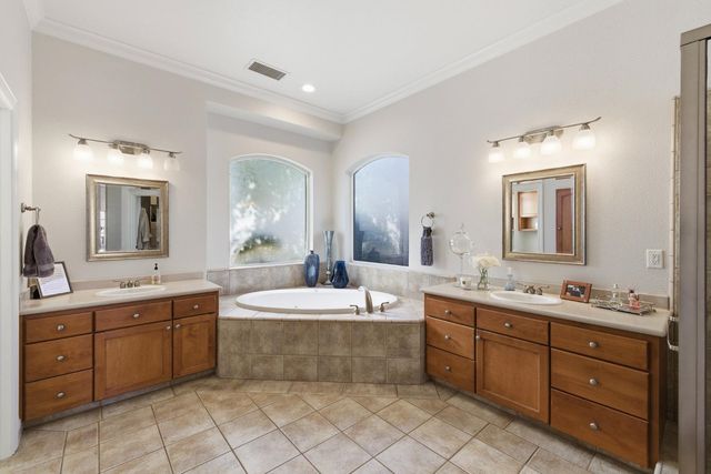 4702 N Fallingwater Lane, Clovis, CA 93619